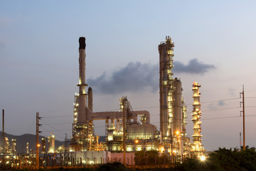 Obraz na płótnie Canvas Oil refinery at twilight - factory
