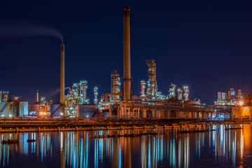 Fototapeta na wymiar Oil refinery at twilight sky