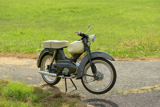 altes restauriertes moped