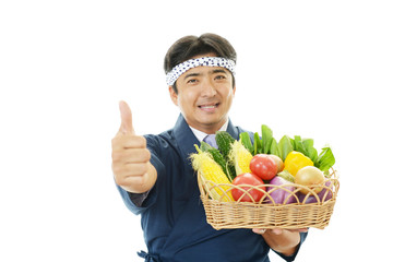 野菜を持つ料理人