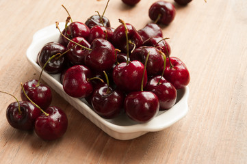 Obraz na płótnie Canvas Fresh cherries in bowl on table