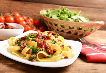 pasta with dry tomatoes and rucola