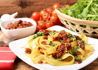 pasta with dry tomatoes and rucola