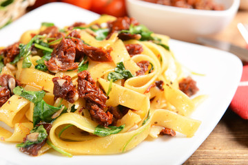 pasta with dry tomatoes and rucola