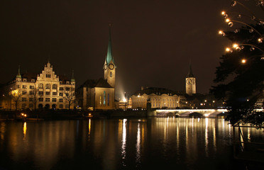 Fototapeta na wymiar The night view of the Fraumunster church and Zurich downtown