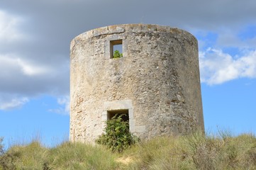 Fototapeta na wymiar Watch-tower on the country side in Languedoc-Roussillon - France