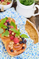 Yeast cake with cheese and herb
