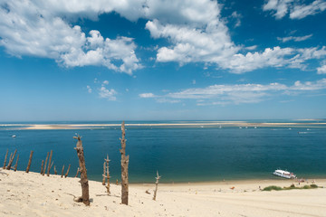 Vacances, plage, soleil et ciel bleu