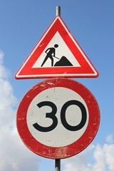 niederländisches Verkehrszeichen: Baustelle/ zulässige Höchstgeschwindigkeit 30 km/h