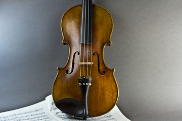 Fototapeta premium beautiful violin on a sheet music background