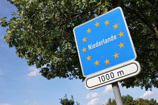 Deutsches Verkehrszeichen: niederl&auml;ndische Grenze in 1000 m