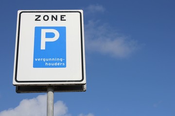 niederländisches Verkehrszeichen: Beginn einer Zone für Parklizenzinhaber