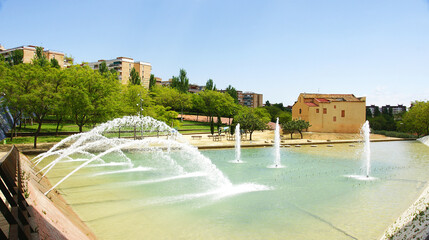 Estanque con fuente en el Parque de Nou Barris, Barcelona