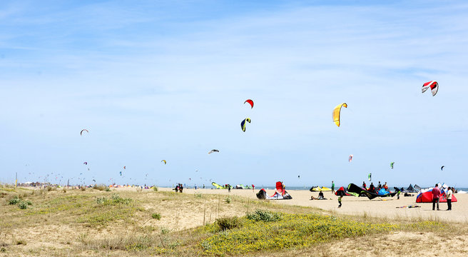 Kitesurf en la playa de Castelldefels, Barcelona