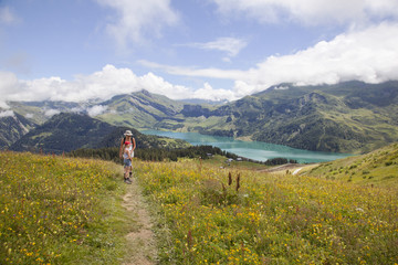 Obraz premium Hiking near lac de roselend in the beaufortain