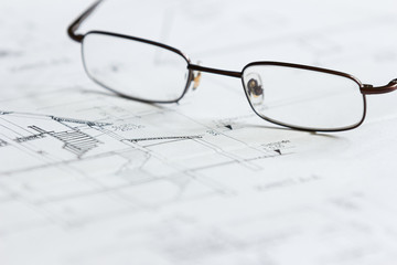 Brille auf Architekturzeichnung