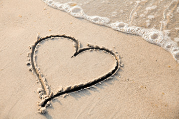 Herz Zeichnung am Strand