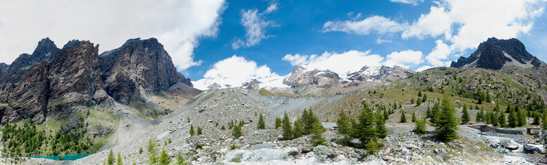 Fototapeta na wymiar Lago Blu e morena del Ghiacciaio di Verra - Monte Rosa
