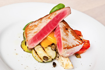 Tuna steaks with vegetables