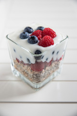 Geschichtetes Müsli mit Beeren im Glas