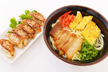 おいしそうな沖縄そばと餃子