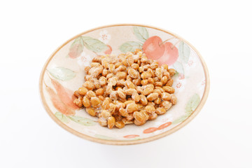小皿に入れた納豆