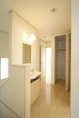 戸建て住宅の2Fホールイメージ（コンパクトに設計した洗面化粧台と収納）