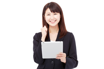 タブレットを持ってガッツポーズするビジネスウーマン