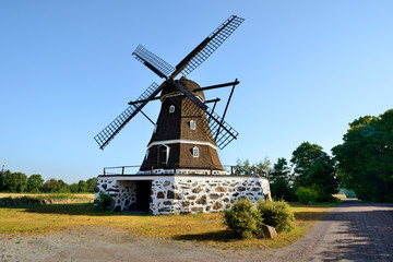 Fototapeta na wymiar Szwecja, zabytkowy wiatrak w stylu Holenderskim