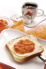 Scheibe Toast mit Butter und Orangenmarmelade