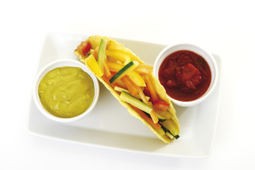 Tortilla- Wrap gefüllt mit vegetabke auf Tablett,erhöhte Ansicht