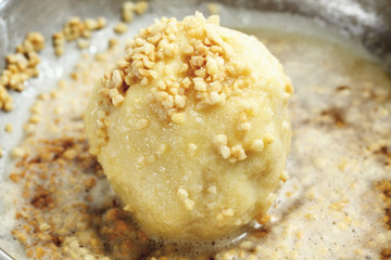 Nahaufnahme von Aprikosenknödelin einer Pfanne