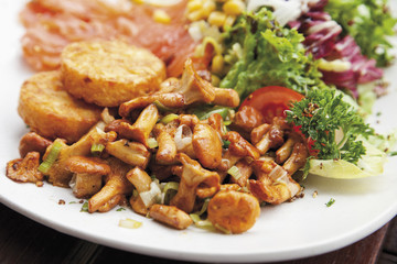 Geräucherter Lachs mit Kartoffelplätzchen