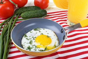 Scrambled egg with vegetables and juice served in pan