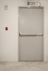 Naklejka premium Emergency exit with sign