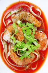 Fresh prawns with spaghetti and lettuce and tomato sauce