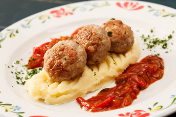 meatballs with mashed potatoes