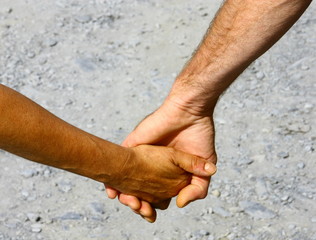 main dans la main,se tenir la main en amoureux