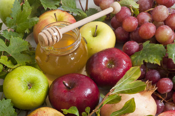 red grapes,apple and  honey