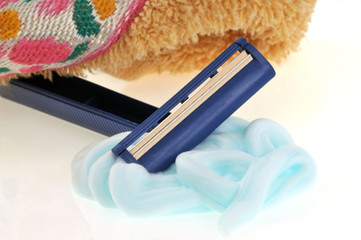 Rasoir jetable et gel à raser
