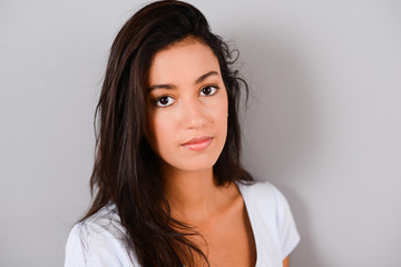 Naklejka premium isolated studio shot of a beautiful and cheerful young brunette