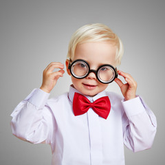 Kurzsichtiges Kind mit dicker Hornbrille