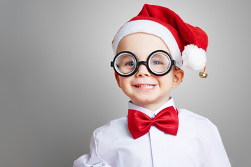 Kind mit Brille zu Weihnachten - obrazy, fototapety, plakaty