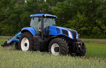 Obraz premium Tractor with plow on field