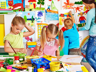 Children with teacher painting. - 68956032