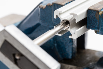 Gewindeschneiden mit einem Schraubstock und Gewindeschneider © wsf-f