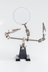 Helfende Hand vor hellem Hintergrund als Freisteller