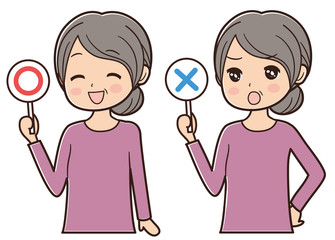 マルバツ札を上げる女性