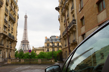 Fototapeta na wymiar Streets of Paris with Eiffel Tower in background
