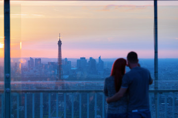 Fototapeta na wymiar Couple in love at Paris admire Eiffel Tower at sunset